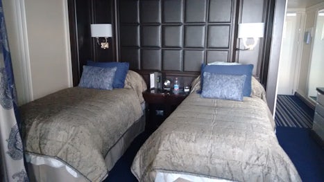 Suite Bed area (can be a king bed, but we were brother and sister and neede