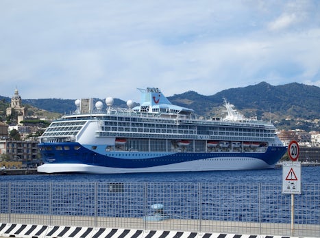 TUI Discovery moored in Messina.