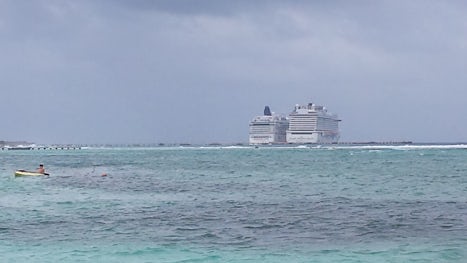 Size comparison: the Norwegian Dawn is on the left, the Getaway is on the r