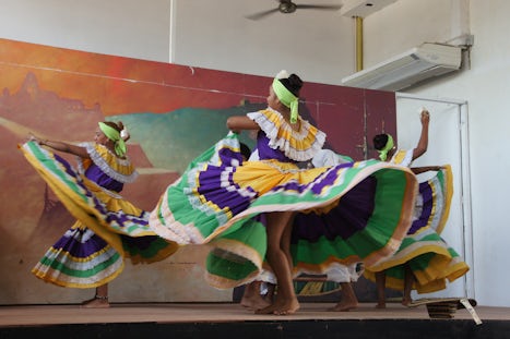 Folkloric show in Cartagena, Colombia on the Highlights of Cartagena and Fo
