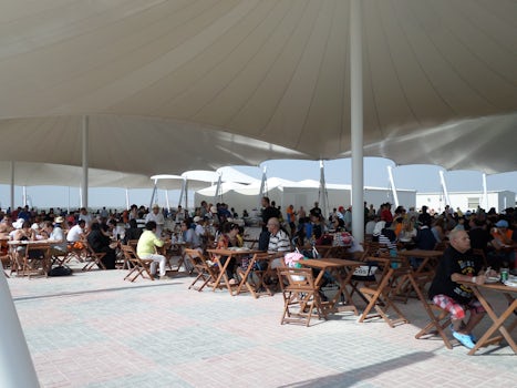 The lunchtime dining tent on Sir Bani Yas