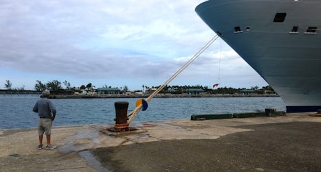 Man vs. ship. Port, Nassau