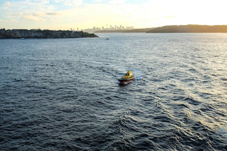 Pilot boat leaving us in Sydney