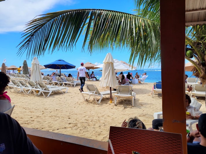 A local restaurants  in the dr .lunch on the beach .
