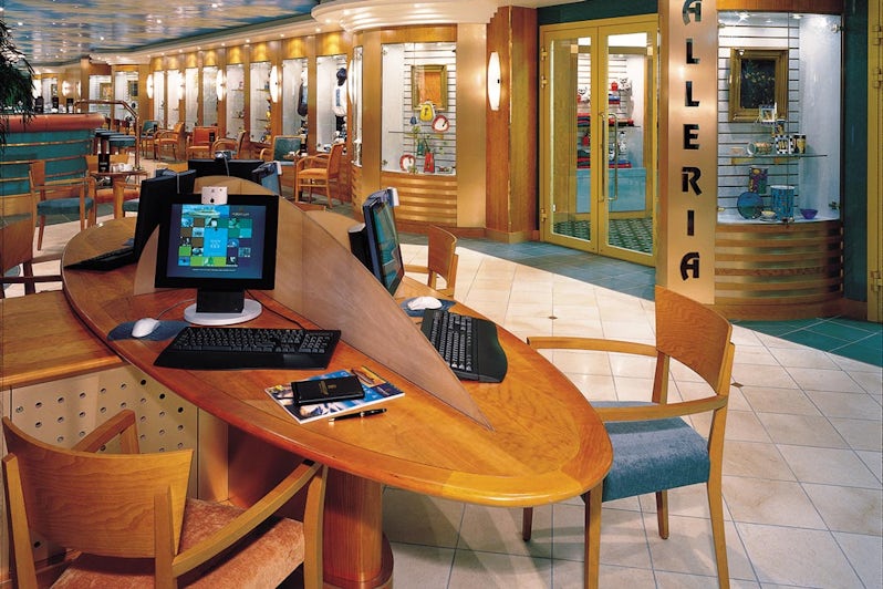 The internet cafe aboard Norwegian Sky in 1999 (since removed). (Photo: Norwegian Cruise Line)