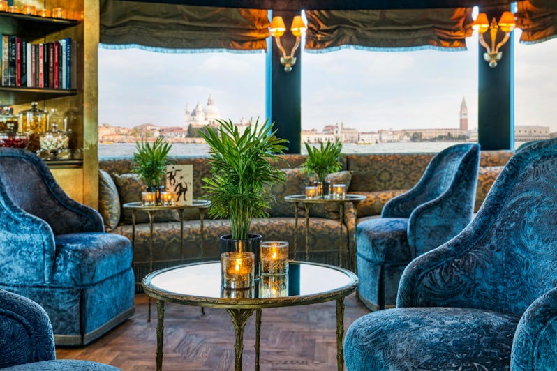 Panini Lounge on S.S. La Venezia (Photo: Uniworld)