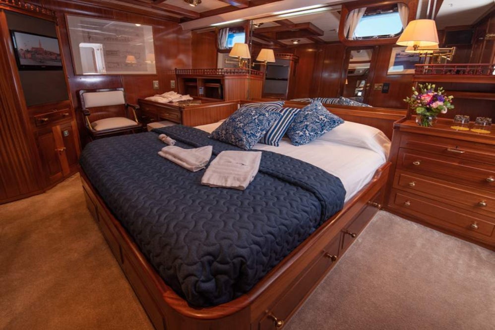 A suite on the Lyra sailing ship (Photo: Island Windjammers)