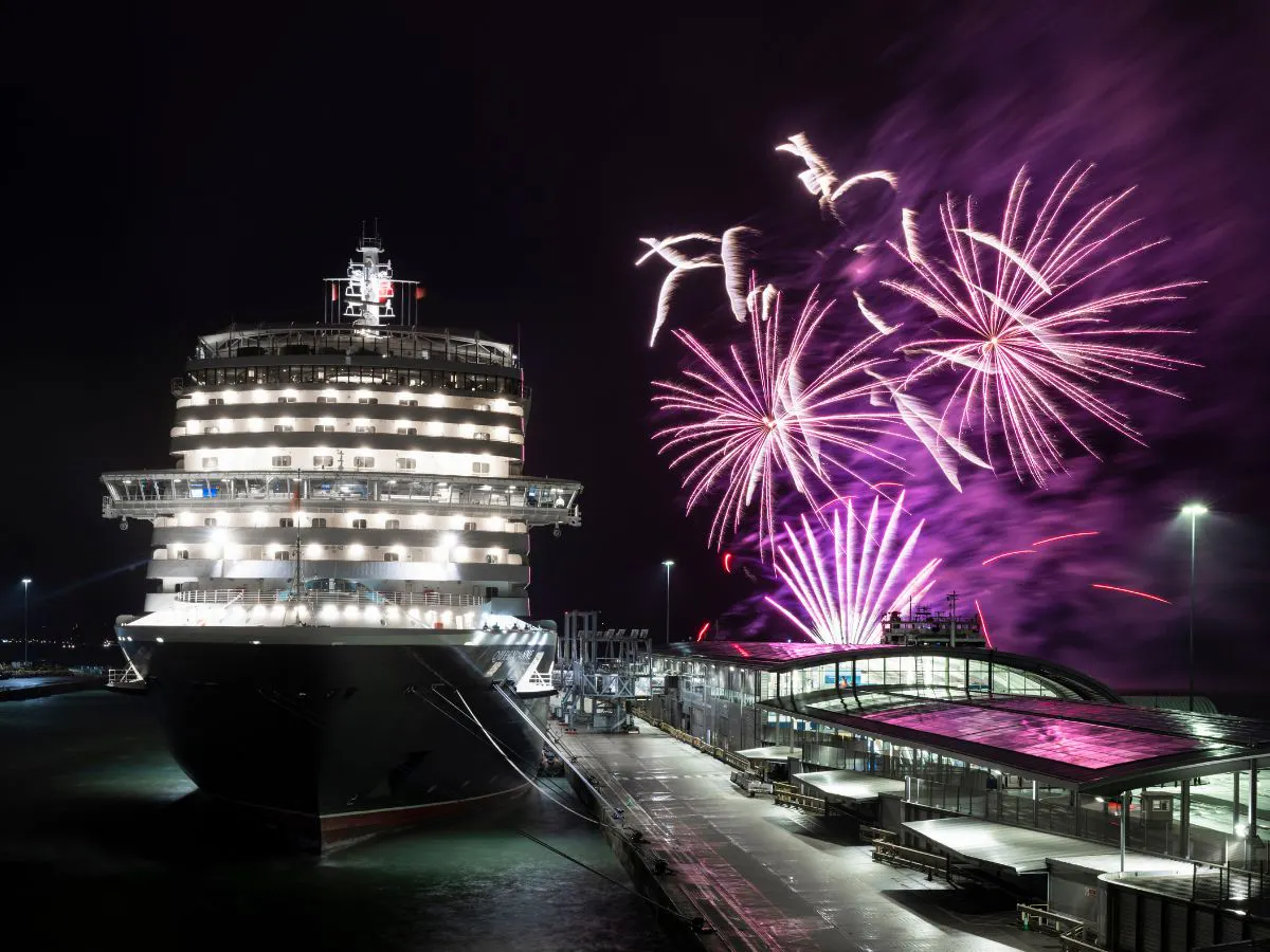 【むむめめ２さま専用】Queen Elizabethキャリーバッグ CUNARD Australia and New Zealand Await as Cunard's Queens Depart on World
