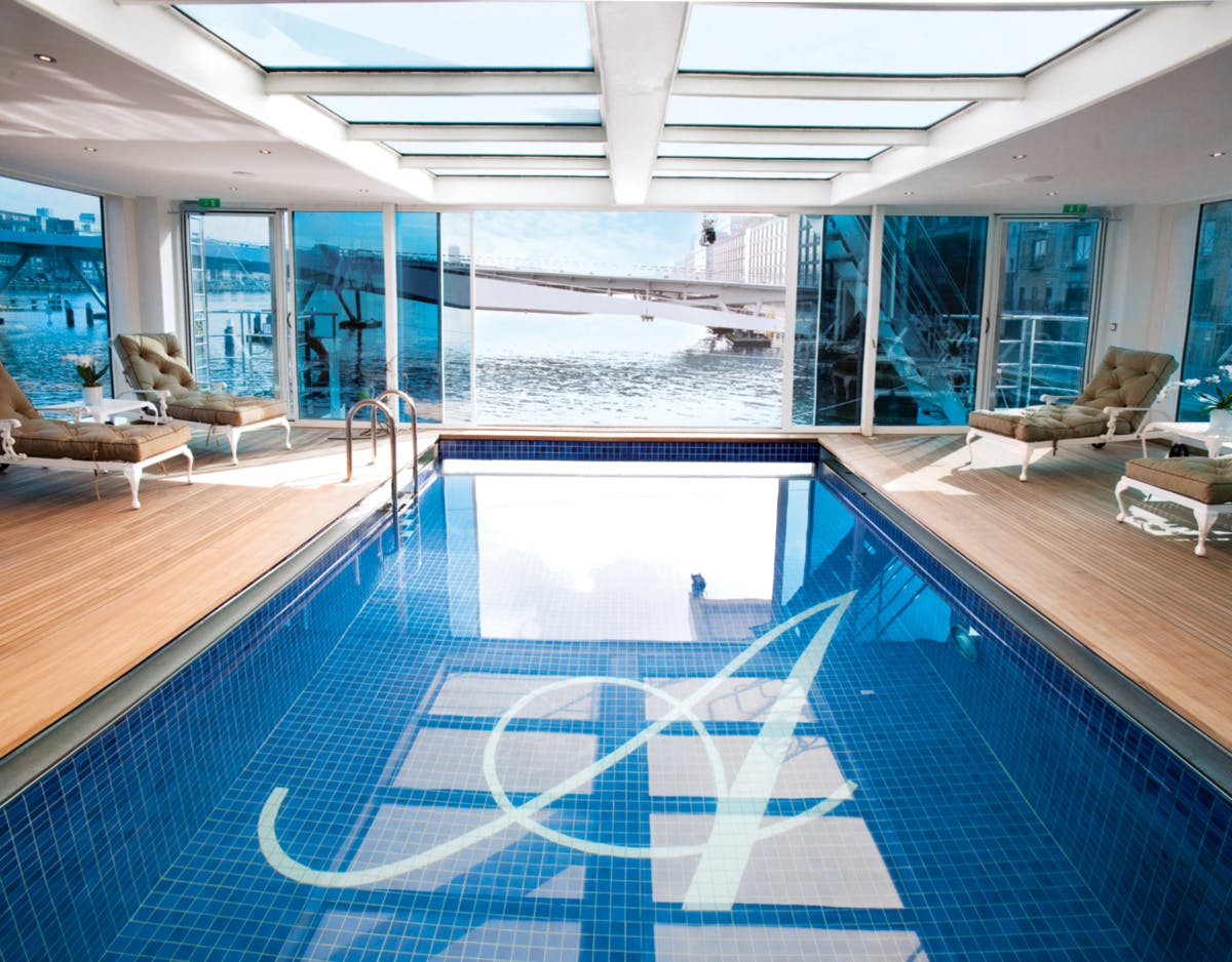 pool-on-uniworld-ss-antoinette