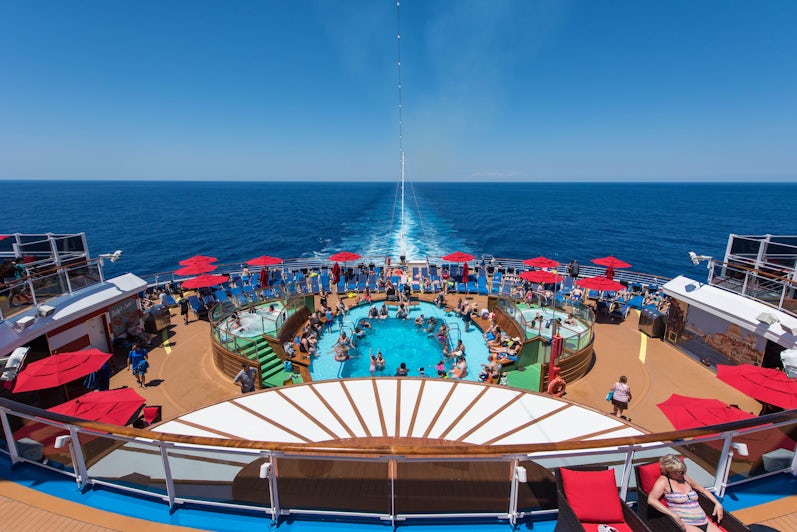 Tides Pool on Carnival Horizon (Photo: Cruise Critic)