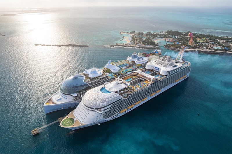 Icon of the Seas and Wonder of the Seas side by side in CocoCay (Photo: pdeboer_photos Facebook page)