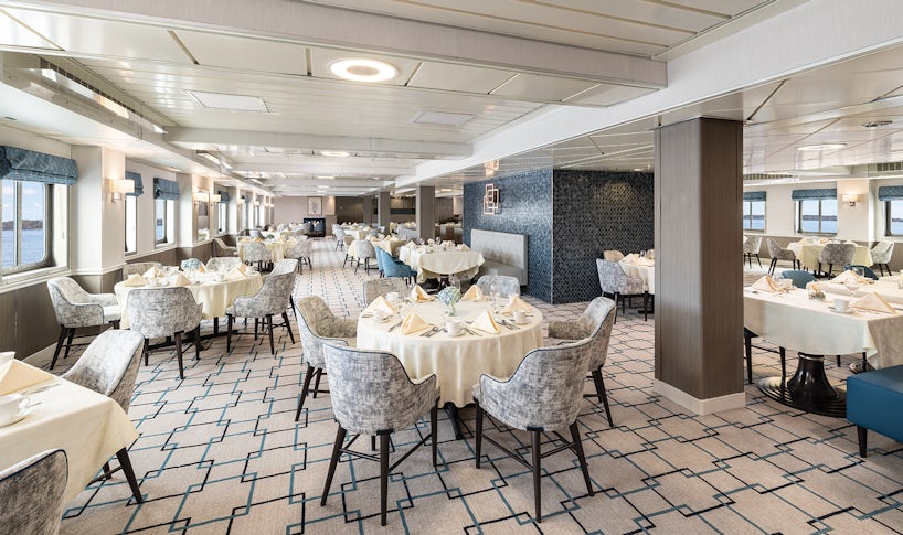 Dining room on Pearl Mist (Photo: Pearl Seas Cruises)