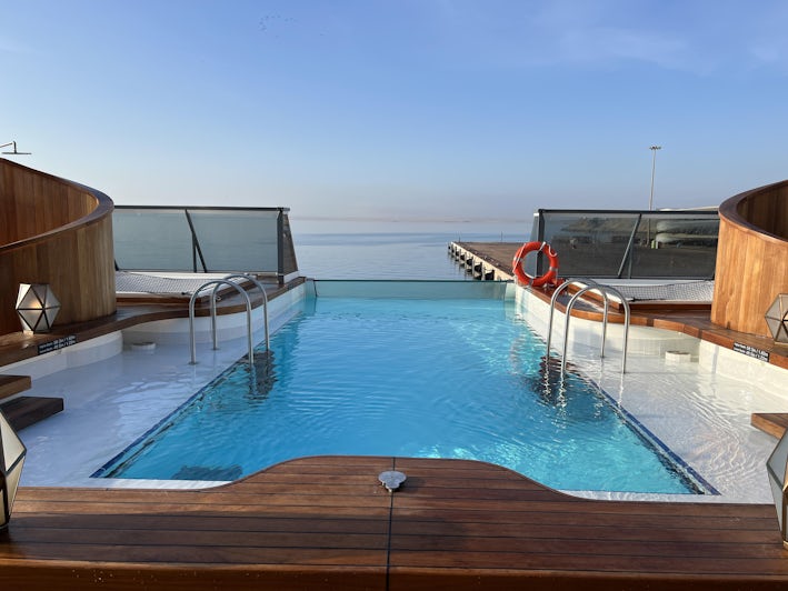 The Infinity Pool aboard Seabourn Venture (Photo: Chris Gray Faust)