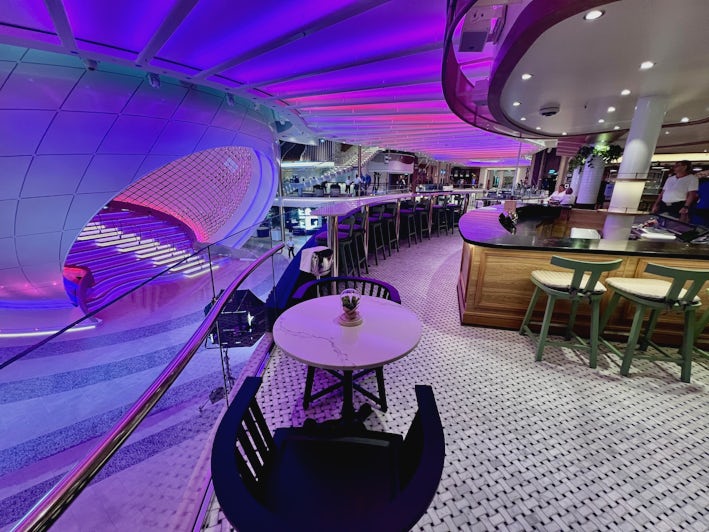 Giovannis in the Royal Promenade on Icon of the Seas (Photo: Chris Gray Faust)