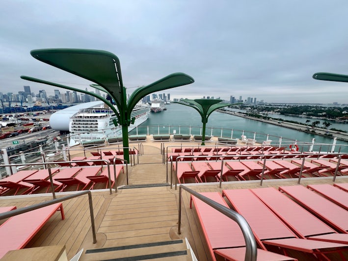 The Hideaway sun loungers on Icon of the Seas (Photo: Chris Gray Faust)