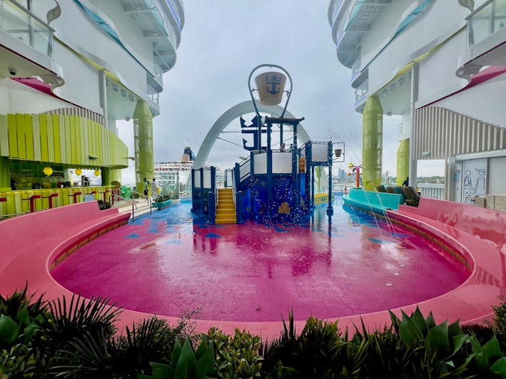 Splashaway Bay in Surfside on Icon of the Seas (Photo: Chris Gray Faust)