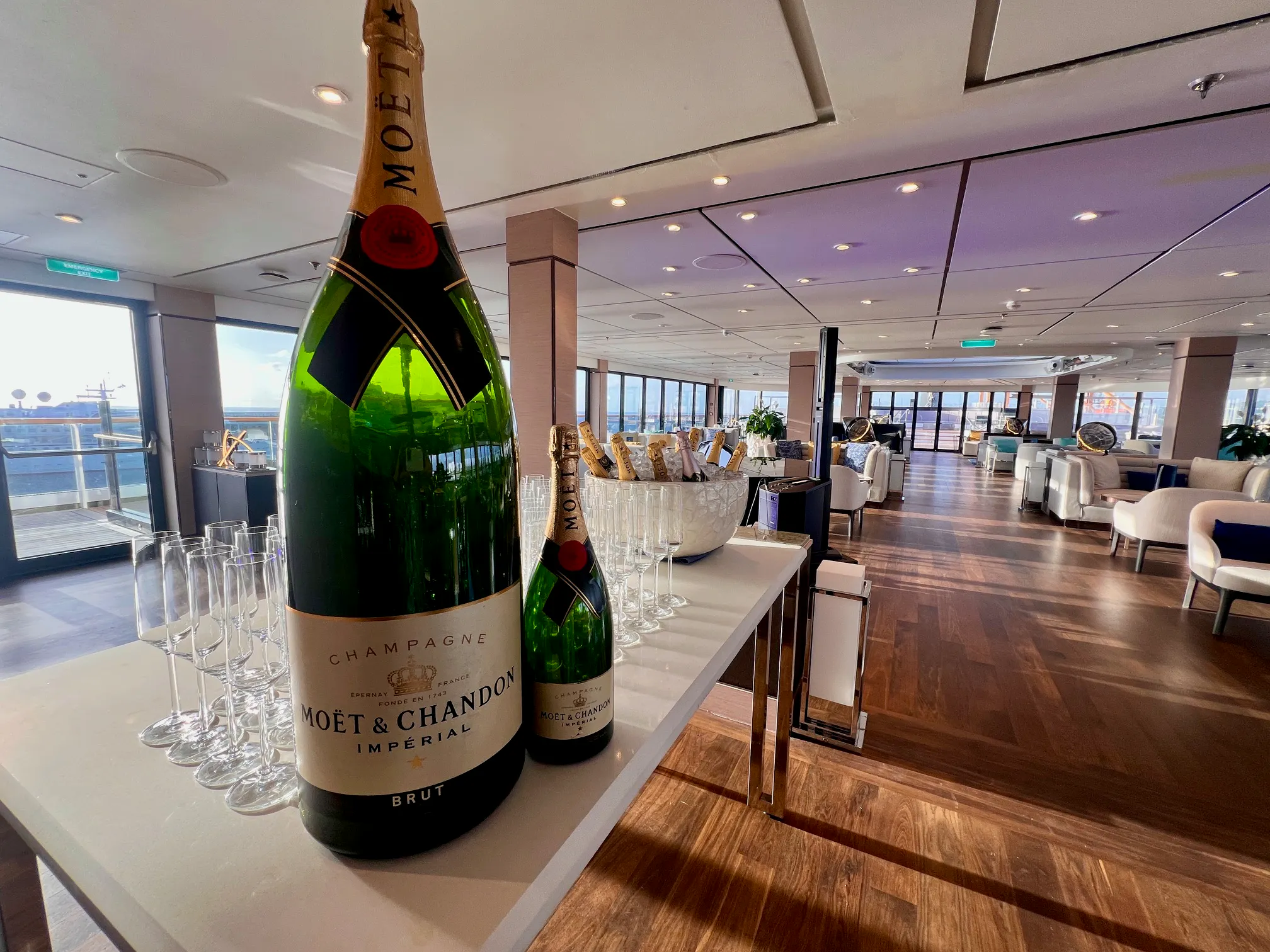 https://img.cruisecritic.net/cms-sb/f/1005231/2016x1512/77e83c4f29/welcome-party-ritz-evrima.jpg?auto=format%2Cenhance&crop=entropy&fit=crop&ixlib=react-9.10.0&q=50&w=2048