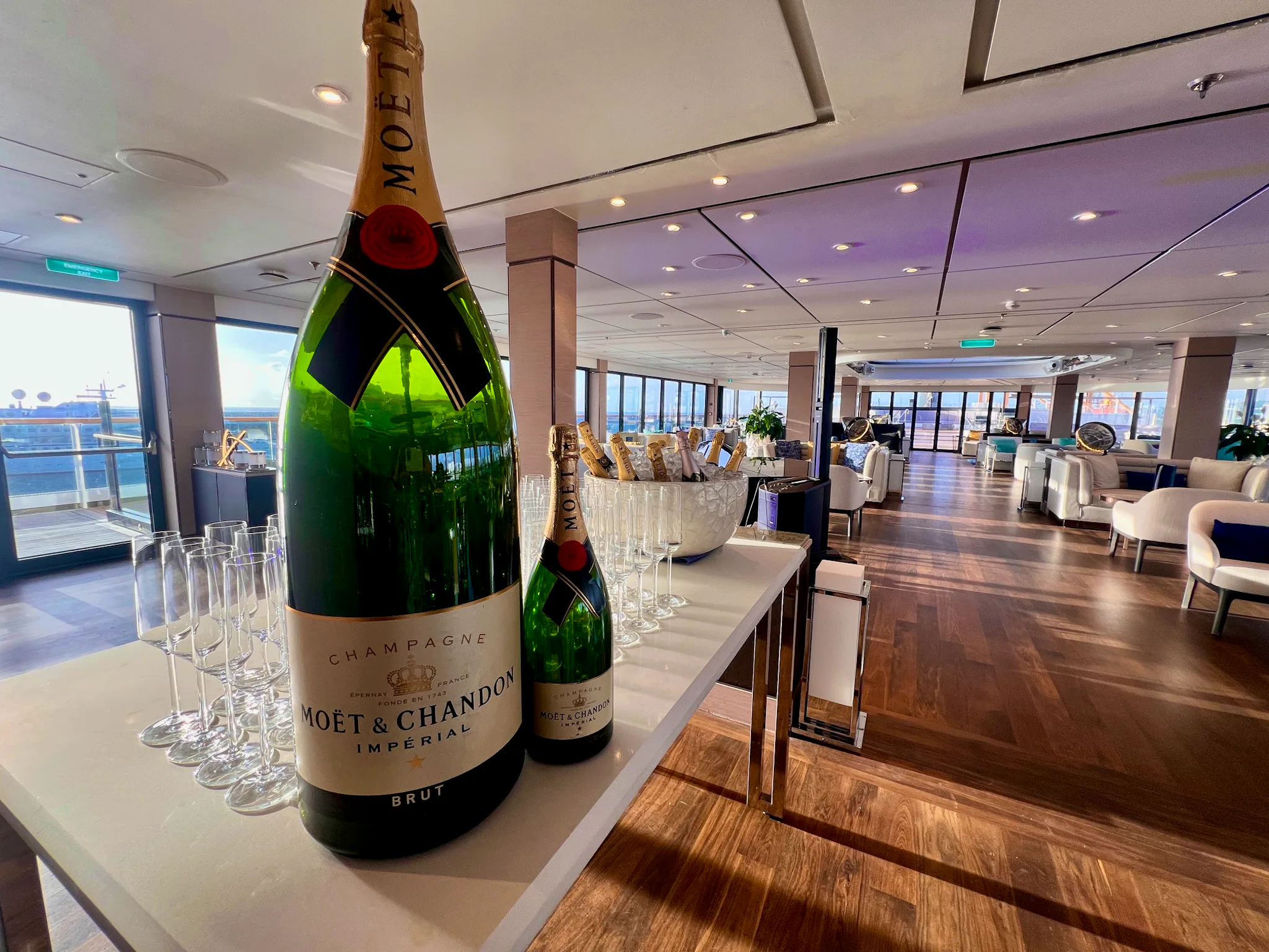 https://img.cruisecritic.net/cms-sb/f/1005231/2016x1512/77e83c4f29/welcome-party-ritz-evrima.jpg?auto=format%2Cenhance&crop=entropy&fit=crop&ixlib=react-9.10.0&q=50&w=2048