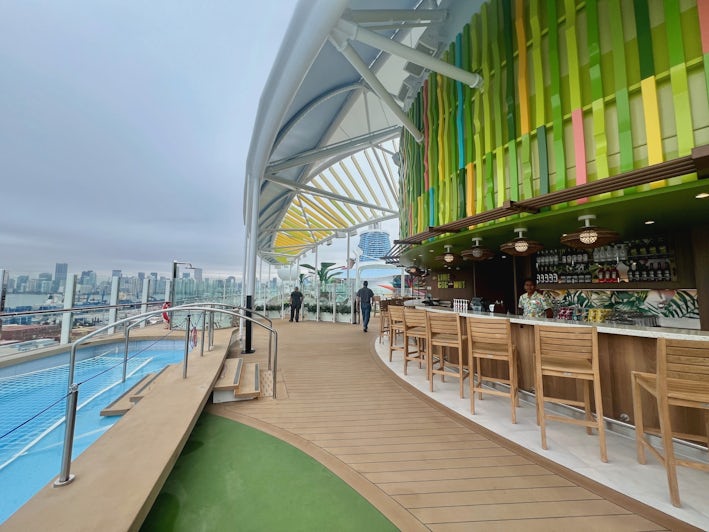 Cloud 17 sundeck on Icon of the Seas, near Lime and the Coconut (Photo: Chris Gray Faust)