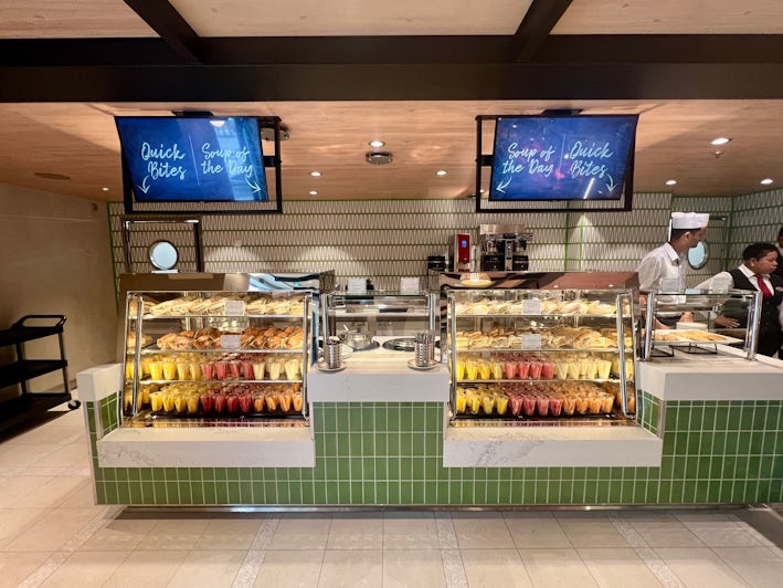 Grab and go items in Park Cafe on Icon of the Seas (Photo: Chris Gray Faust)