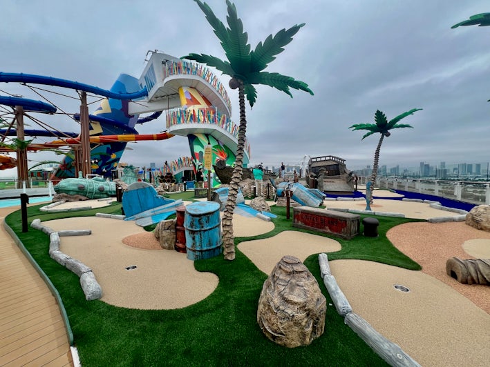 Lost Dunes mini golf course in Thrill Island on Icon of the Seas (Photo: Chris Gray Faust)