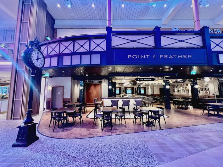 Point & Feather in the Royal Promenade on Icon of the Seas (Photo: Chris Gray Faust)