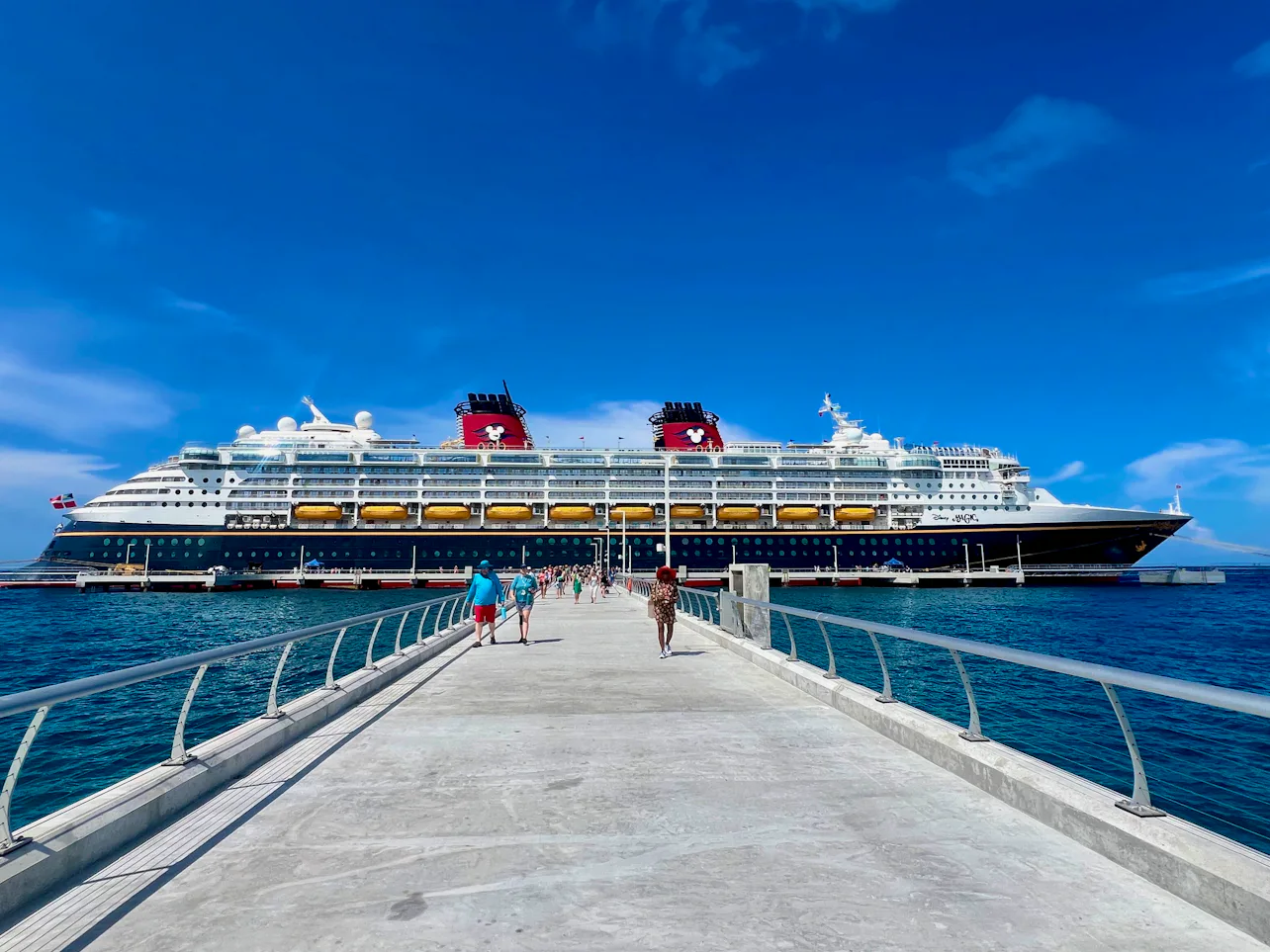 Lighthouse Cay Disney Cruise Line's Castaway Cay vs. Lookout Cay at Lighthouse Point ...