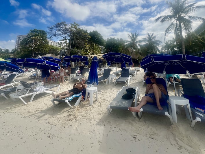Moomba's Beach Club at Palm Beach, Aruba (Photo: Chris Gray Faust)