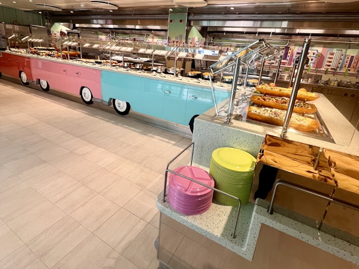 Buffet in the Surfside Eatery on Icon of the Seas (Photo Chris Gray Faust)