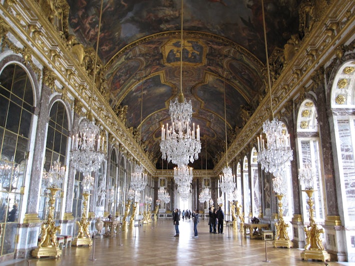 The Hall of Mirrors at Versailles on a Seine River cruise (Photo: Flickr/Satoshi Nakagowa)