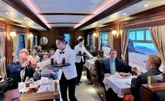 Dining in Royal Railway (Photo: Jorge Oliver)