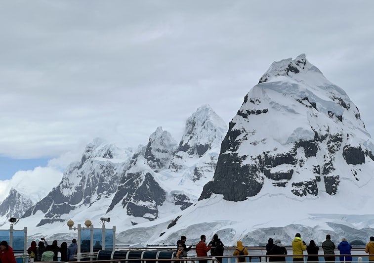 Sapphire Princess guests in Antarctica (Photo: Tim Johnson)