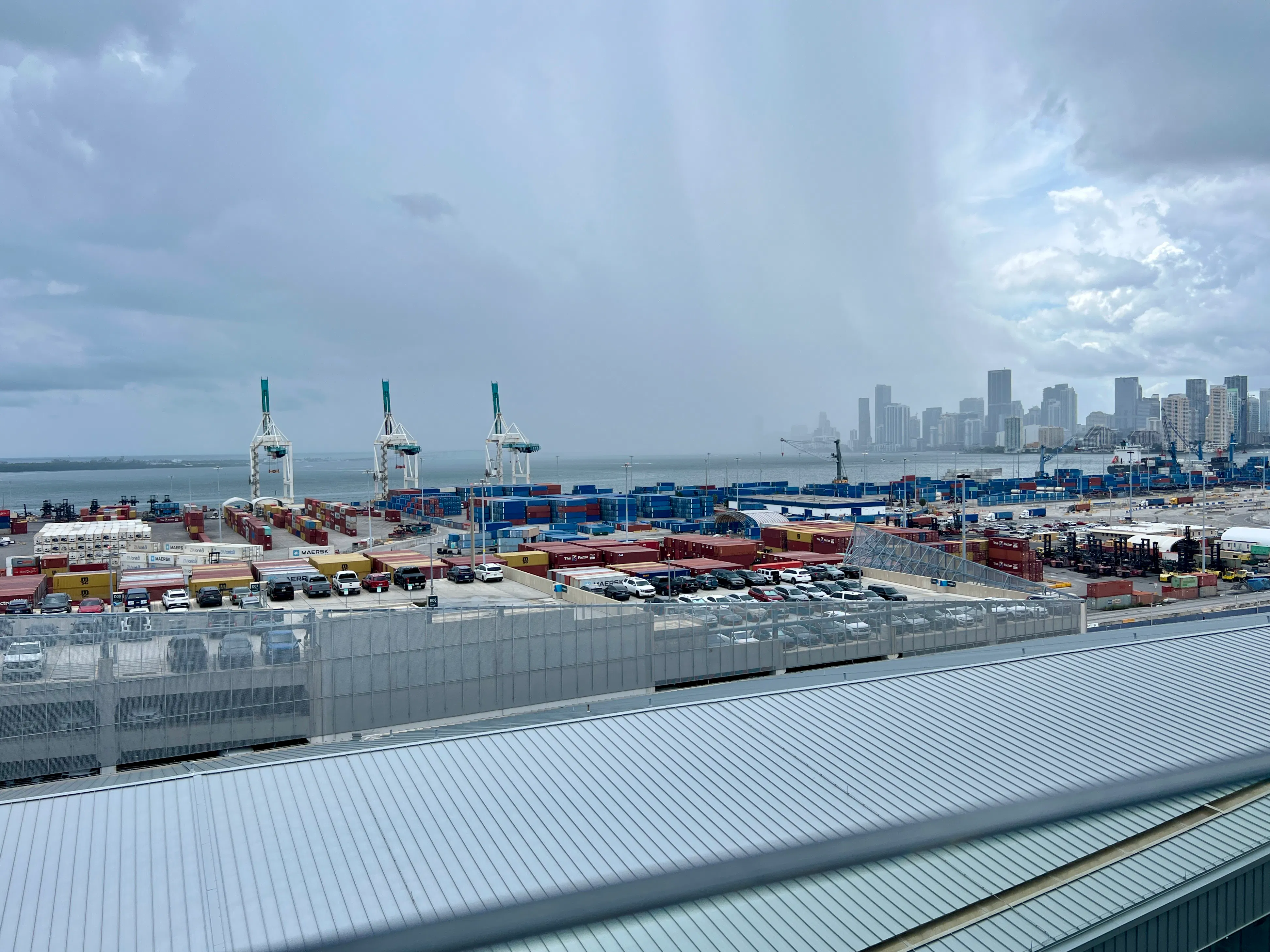 Rain showers near PortMiami (Photo: Jorge Oliver)