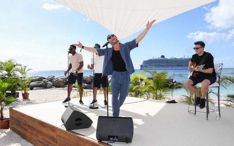 Olly Murs performs on Heywood's beach with P&O Cruises Arvia in the background (Photo Christopher Ison)