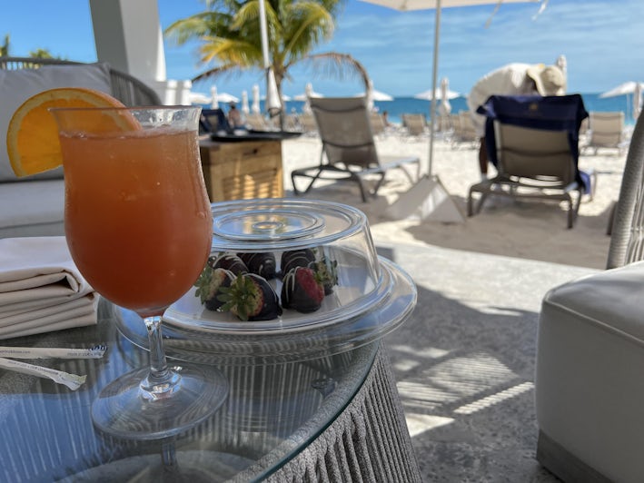 Cocktail on Ocean Cay (Photo by Chris Gray Faust)