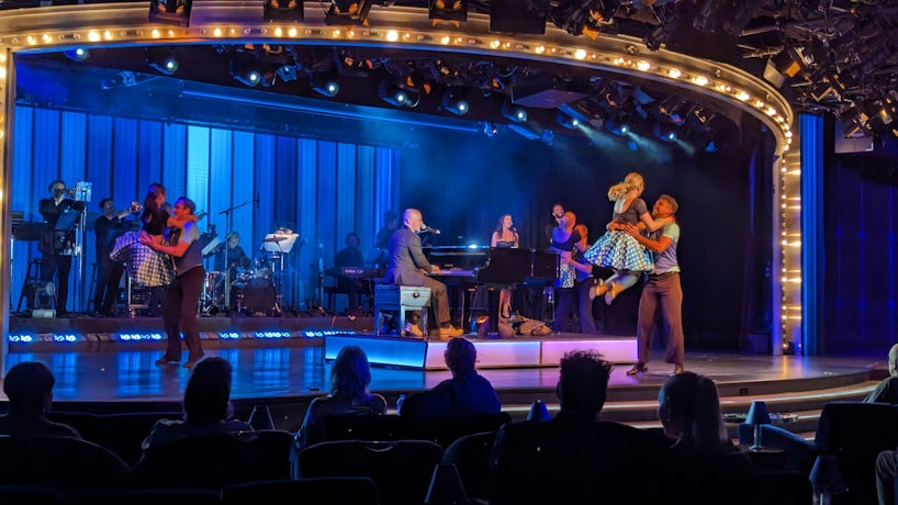 Entertainers perform on Crystal Serenity. (Photo: Colleen McDaniel)