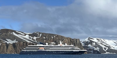 World Voyager in Antarctica on a sunny day (Photo: Jeri Clausing)