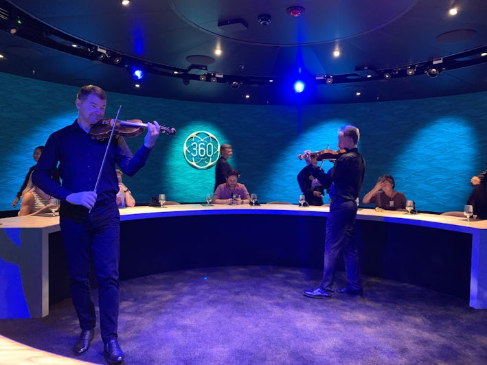 Violinists serenade guests ahead of 360: An Extraordinary Experience