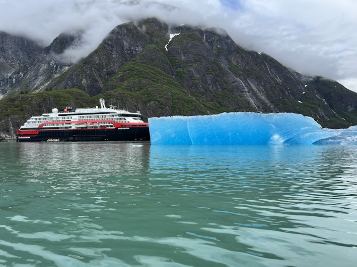 Hurtigruten's MS Roald Amundsen in Tracy Arm, Alaska.(Photo: Jorge Oliver)
