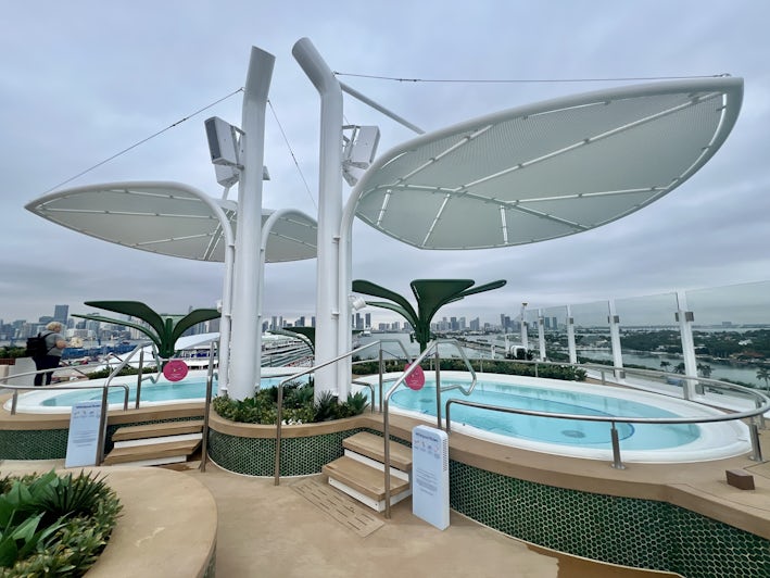 The Hideaway hot tubs on Icon of the Seas (Photo: Chris Gray Faust)
