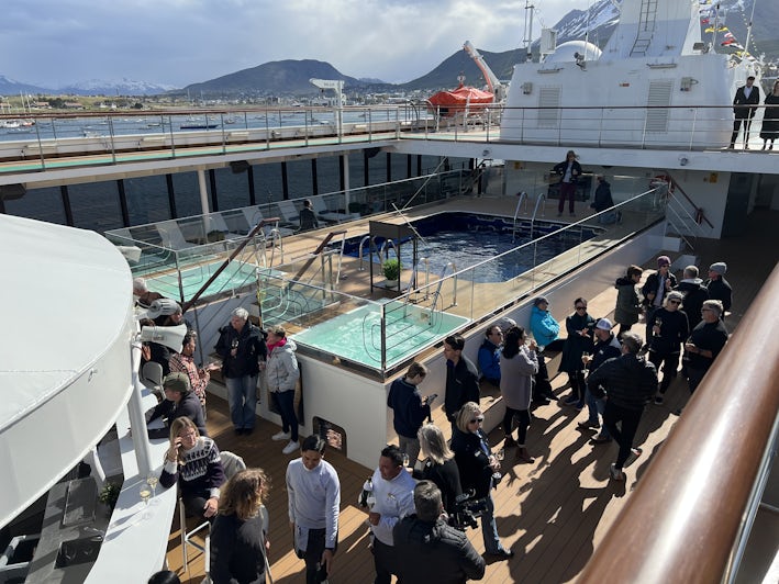 The pool deck aboard World Voyager (Photo: Jeri Clausing)