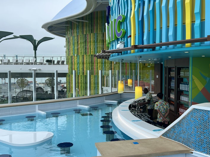 Swim & Tonic swim-up bar on Icon of the Seas (Photo: Chris Gray Faust)