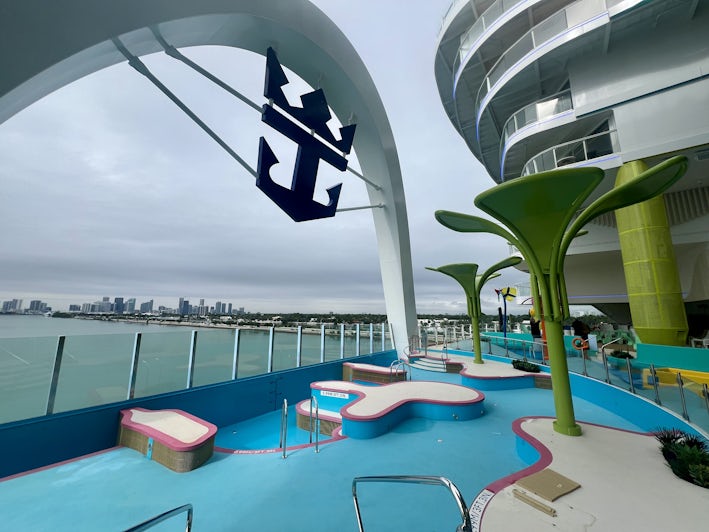 Water's Edge pool in Surfside on Icon of the Seas (Photo: Chris Gray Faust)