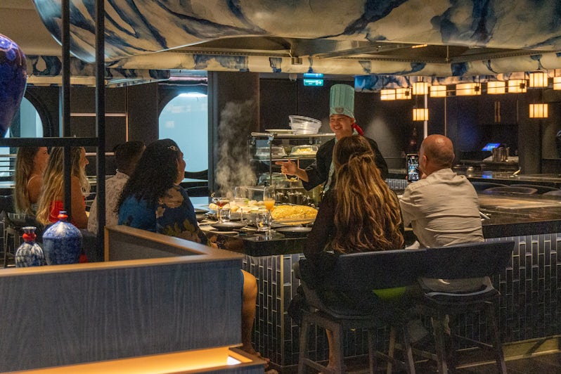 Passengers enjoy dinner at Hasuki aboard Norwegian Viva (Photo: Aaron Saunders)