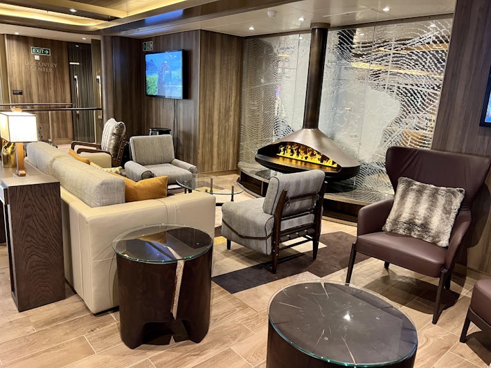 The Expedition Lounge aboard Seabourn Venture (Photo: Chris Gray Faust)