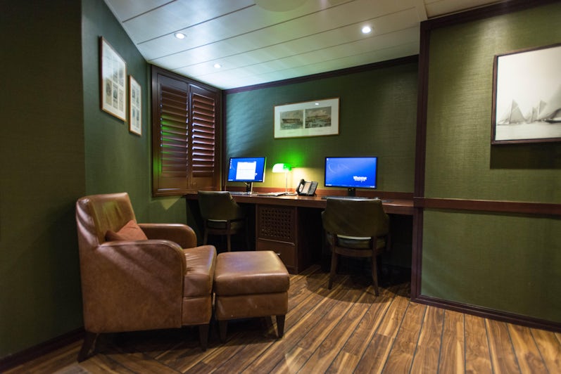 Library on Wind Star (Photo: Cruise Critic)