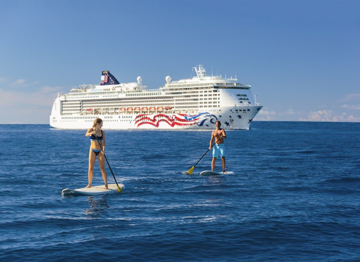 Stand up paddle boarders with Pride of America in Hawai'i