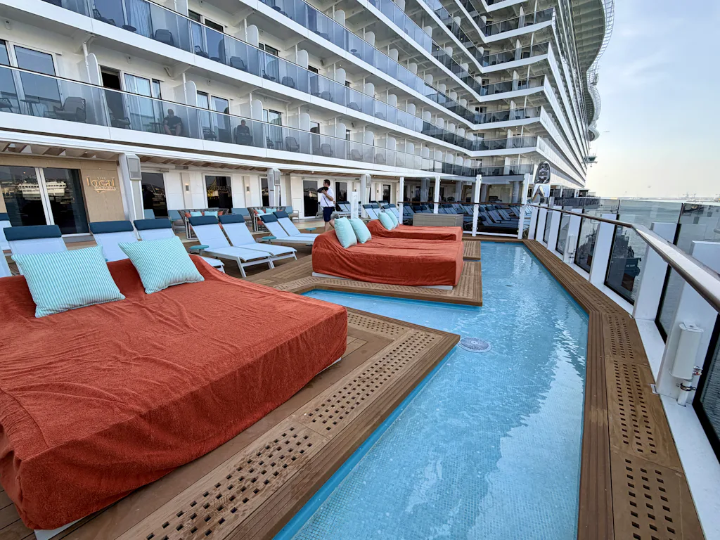 Shallow Infinity Pool Norwegian Luna Cruise Ship | Editor's Review