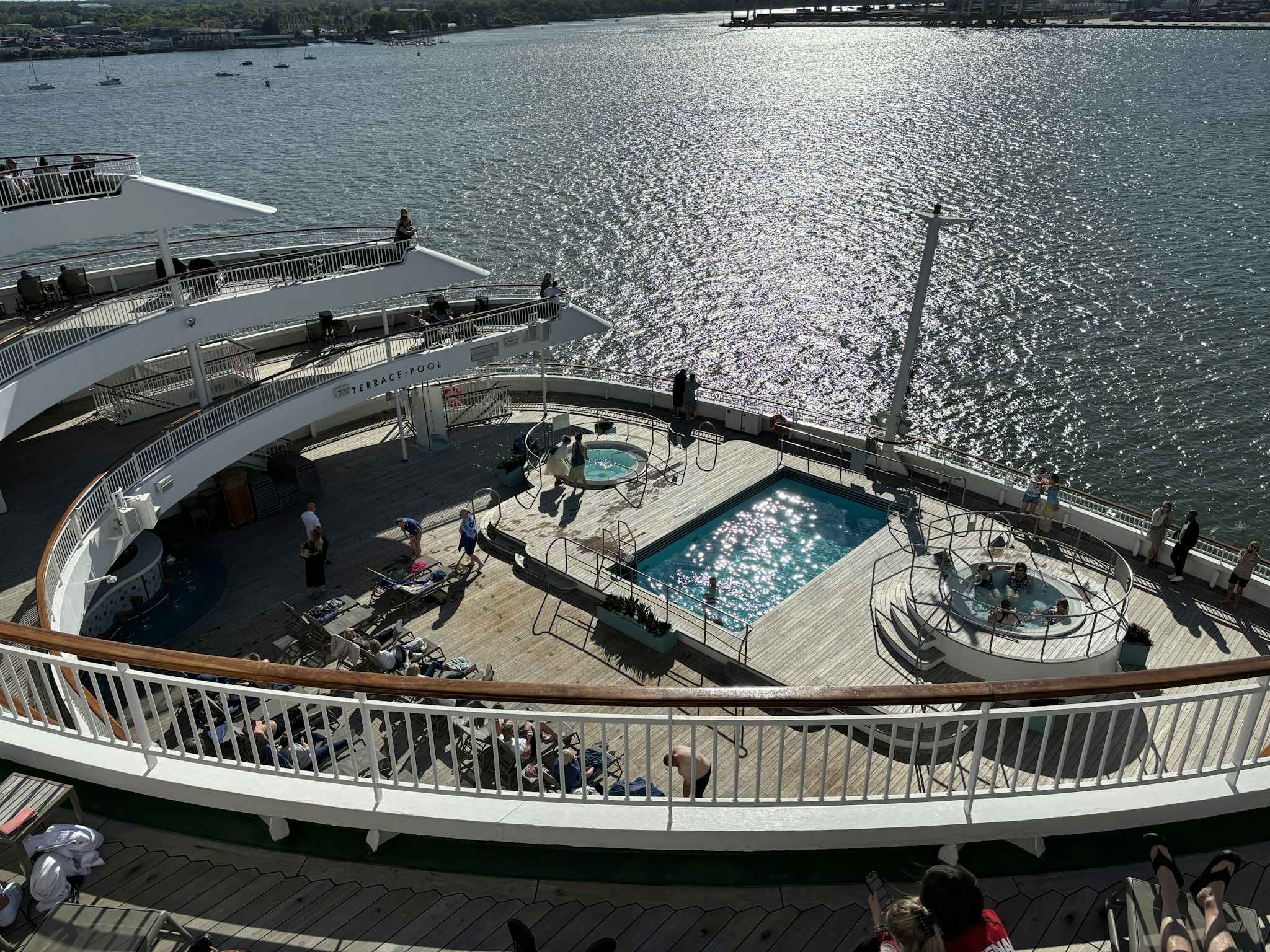 Lido Pool on P&O Cruises Aurora