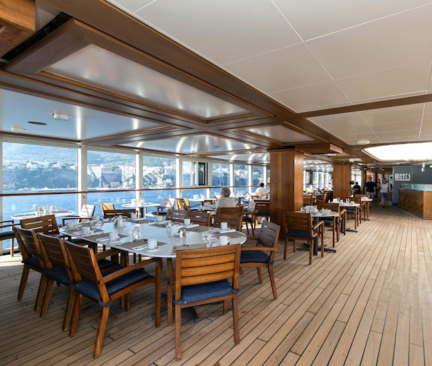 Waves Grill on Riviera (Photo: Cruise Critic)